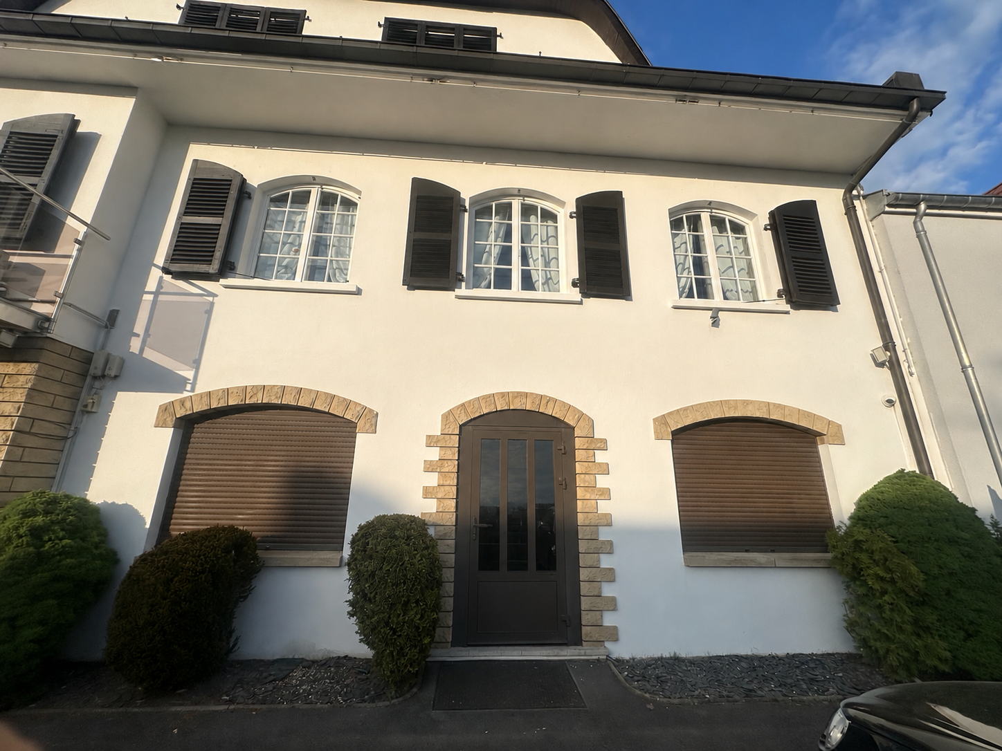 Façade du Studio Sorella 57 à Hettange-Grande, architecture épurée à trois portes cintrées